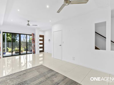 1 / 19 King Street, Urangan