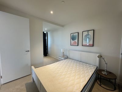 unit 604 / 77 Queens Road, Melbourne