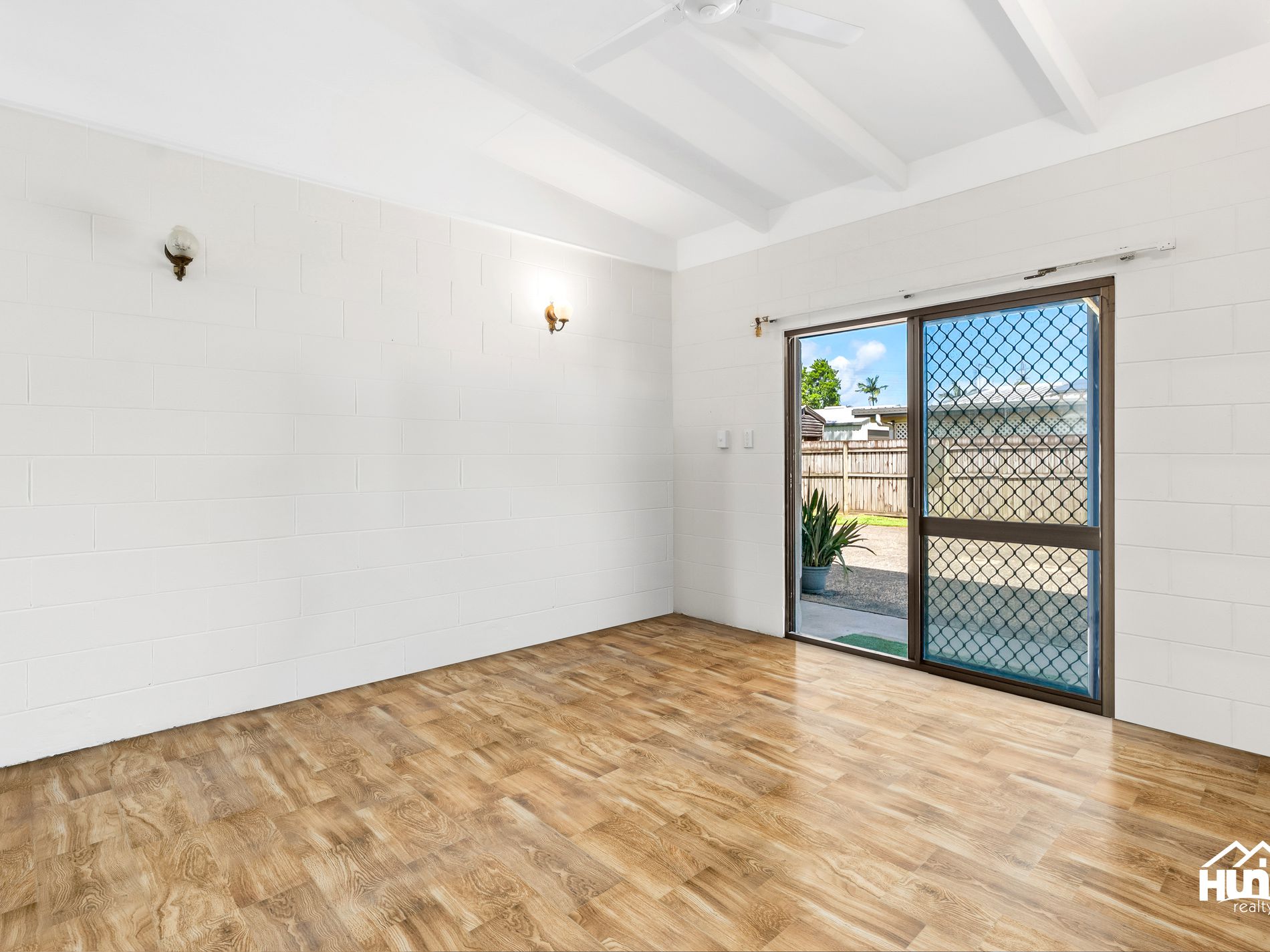 60 Hollywood Boulevard, White Rock