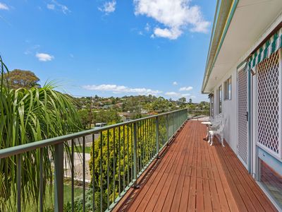 9 Paradise Avenue, Forster