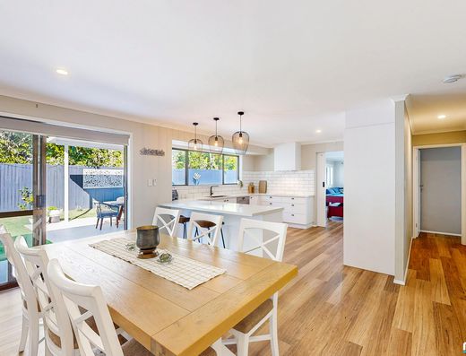 Spacious Family Living in the Heart of Old Tewantin image 4