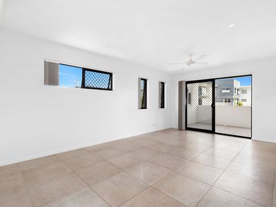 3 / 11 University Road, Mitchelton