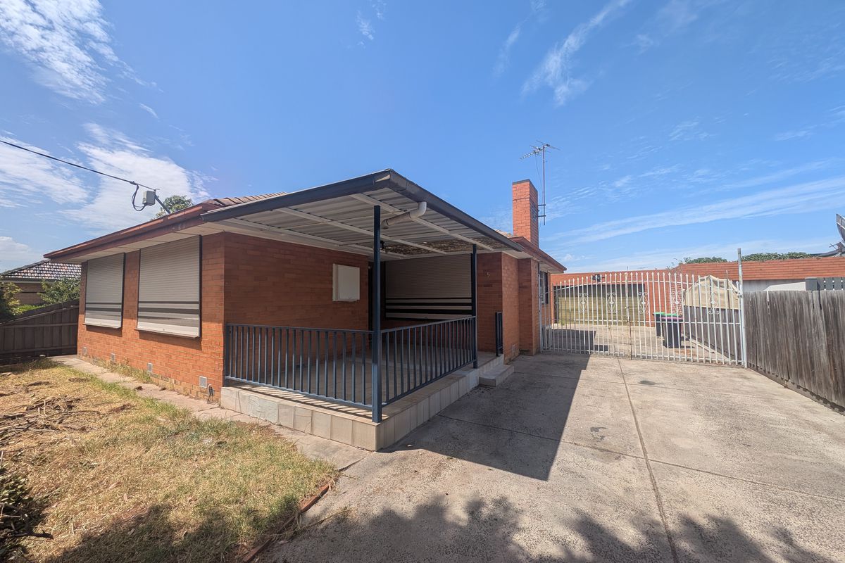 Three bedroom living with large garage