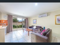 2 / 4 University Drive, Robina