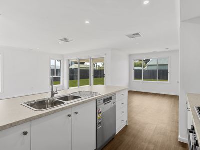 30 Lewis Crescent, Finley