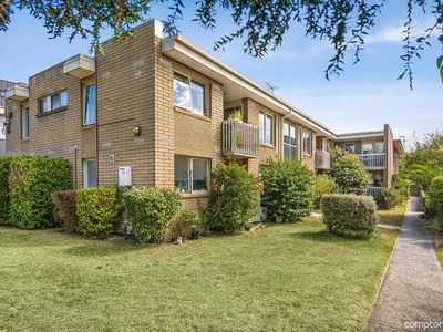 2 / 7 Flower Street, Essendon