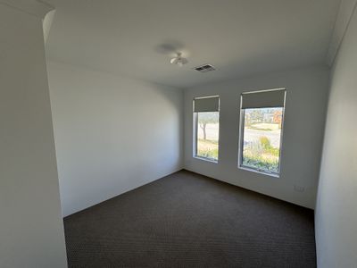 7 Roebuck Blvd, Eglinton