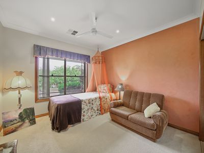20 Toby Place, Razorback