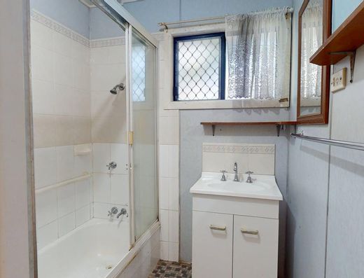Walk to Tewantin Township - Six month lease image 4