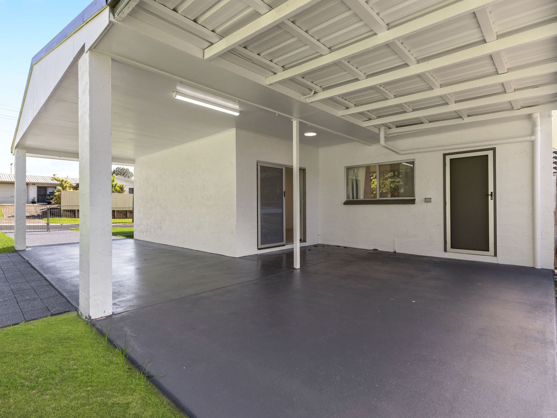 25 Hollywood Boulevard, White Rock