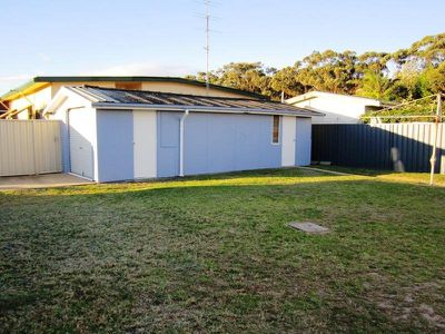 2 / 4 Banksia Avenue, Windang