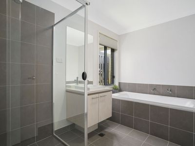 10 APRIL CRESCENT, Bridgeman Downs