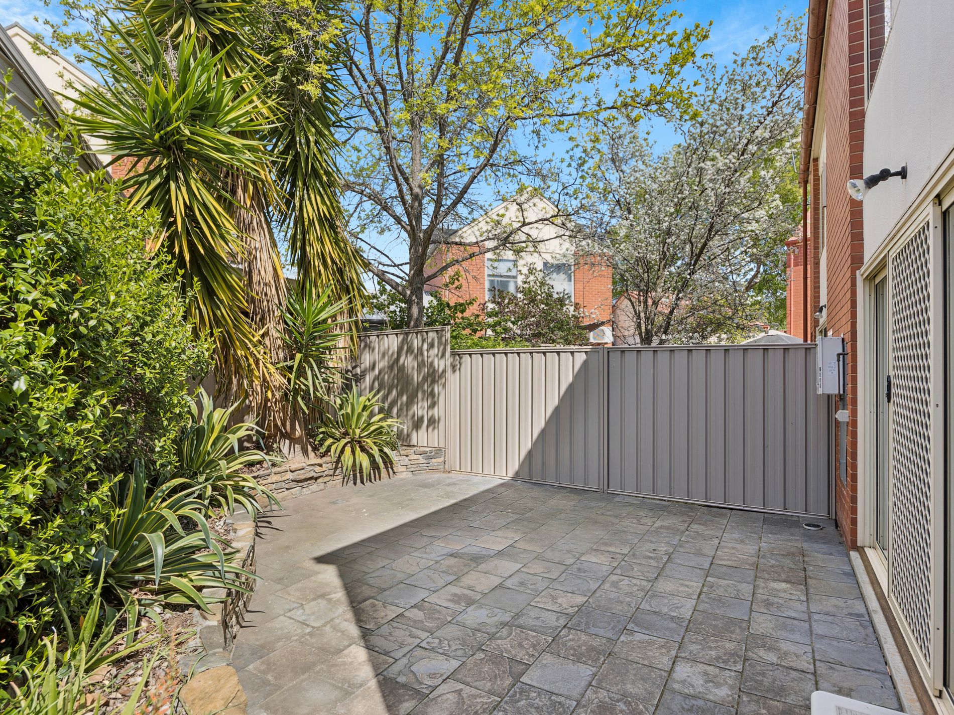 3 / 2 John Hindmarsh Frontage, Brompton