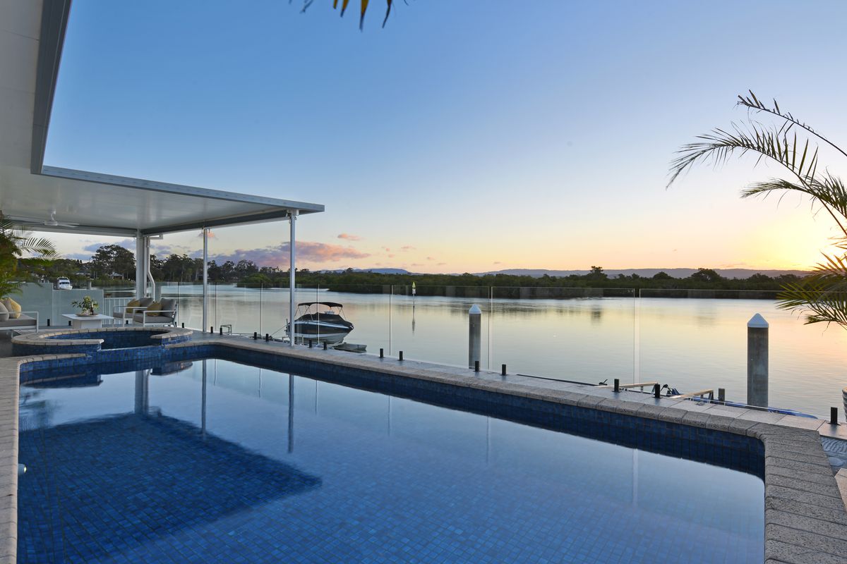 Private Blue-Chip Waterfront on Main River