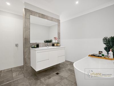 42 Feathertop Avenue, Minto