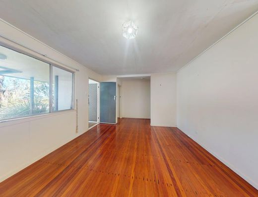 Walk to Tewantin Township - Six month lease image 2