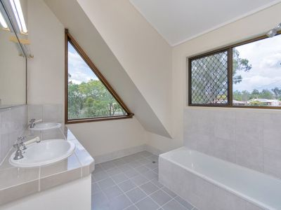 33-35 Roland Court, Peak Crossing