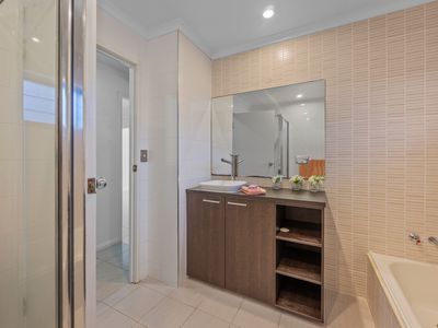 8 Allamanda Crescent, Annandale