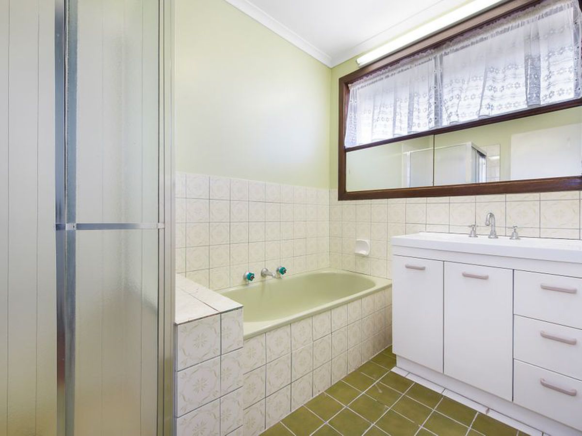 1 / 4 Victor Avenue, Dandenong North