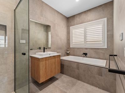 4 Rush Crescent, Manor Lakes