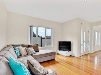 2 / 90 Railway Parade, Pascoe Vale