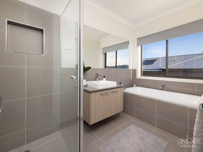 9 FIVEFIELDS ROAD, Leneva