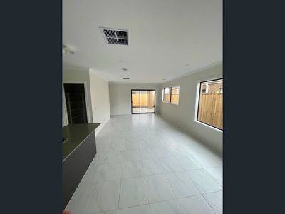 8 Breezy Circuit, Werribee