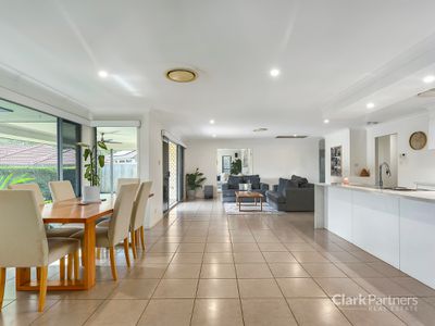 5 Curlew Court, Warner