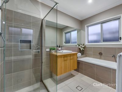 2 Lefroy Court, Warner