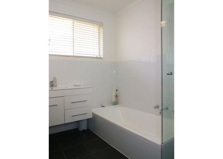8 Columbia Crescent, Hallett Cove