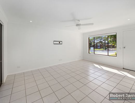 Bright and Breezy 3 Bed Home with Fruit image 8