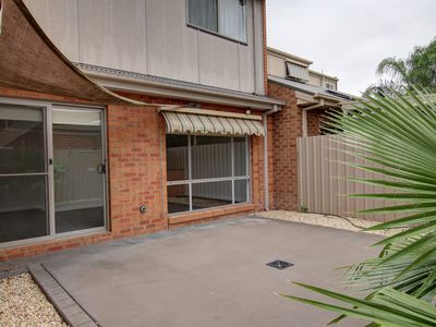 6 / 16 McTavish Boulevard, Horsham