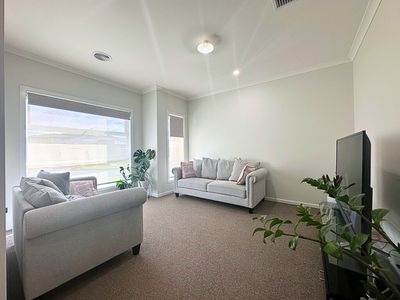 7 Pepita Crescent, Manor Lakes
