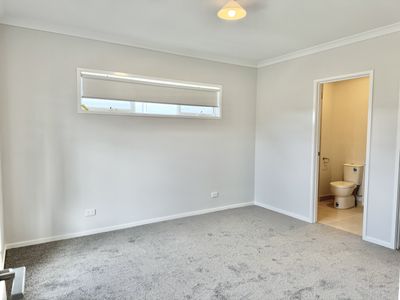 16 Bloomingburg Road, Manor Lakes