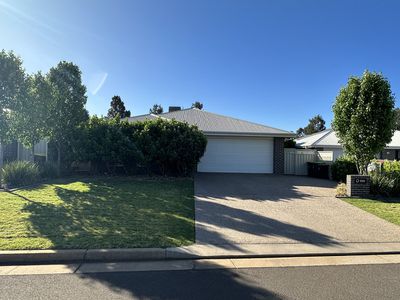 93 Champagne Drive, Dubbo