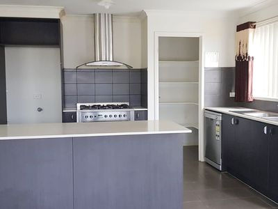 887 Leakes Road, Tarneit