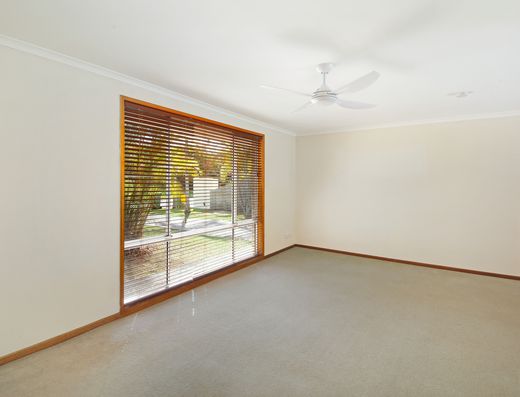 SPACIOUS HOME WITH PARK RESERVE BACKDROP image 7