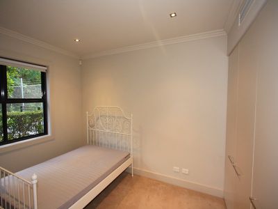 1 / 2 Bay Drive, Meadowbank