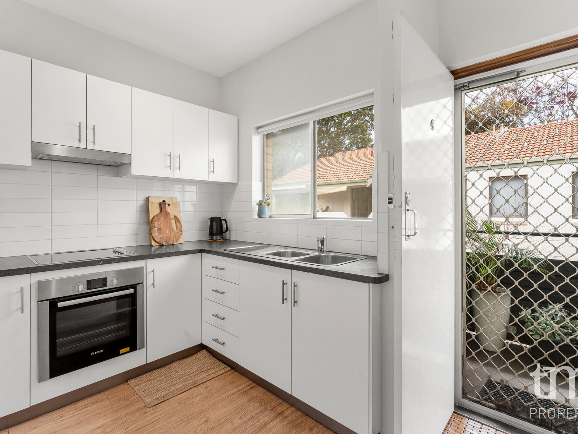 4 / 42 Broadway, Crawley