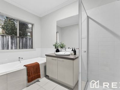 10 Brolin Terrace, Cranbourne North
