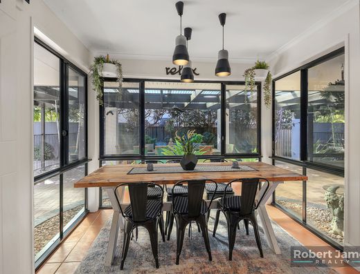 UNIQUE DUAL LIVING AT ITS BEST image 13