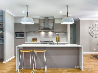 2 Lefroy Court, Warner