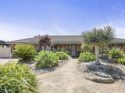 8 Edinburgh Court, Werribee
