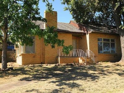 4 Meadow Crescent, Mount Waverley