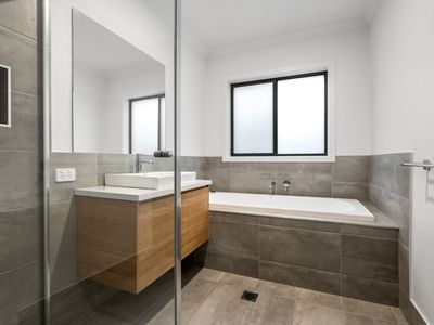 30 HILLFORD CIRCUIT, Thurgoona