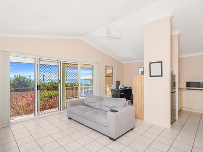 2 / 24 Kerr Street, Meikleville Hill