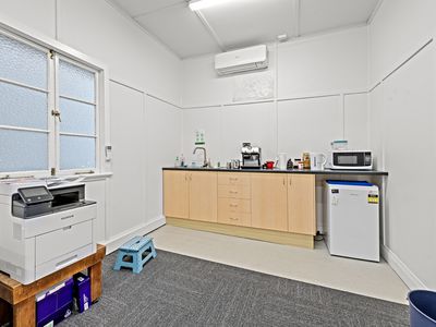 972 Logan Road, Holland Park West