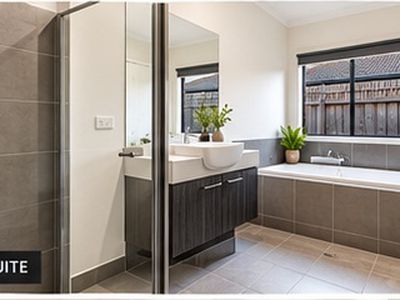6 Harper Crescent, Cranbourne West