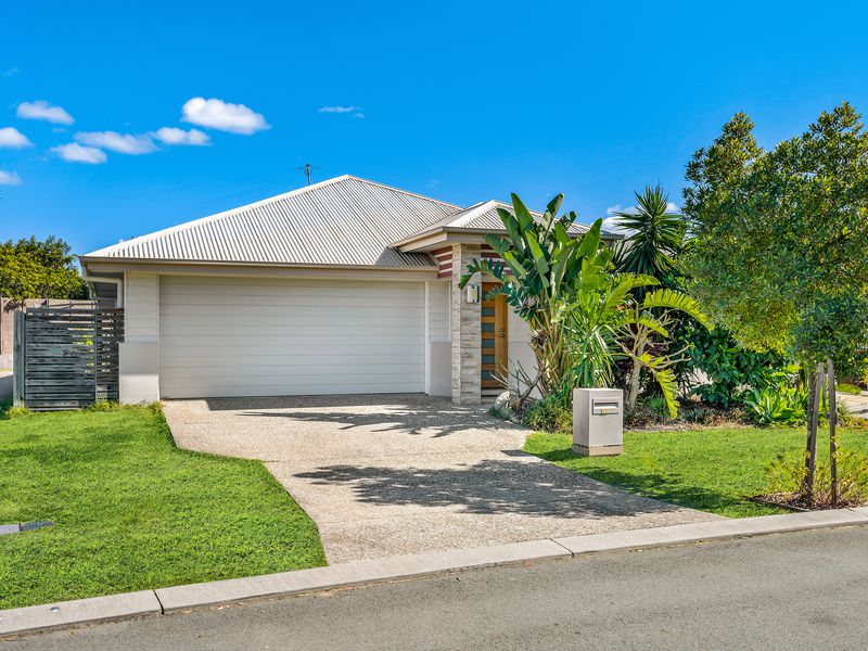 18 Azure Way, Hope Island