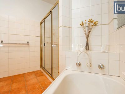 4 Maynet Pl, West Albury